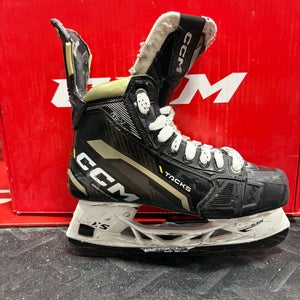 CCM AS-V Hockey Skates Wide Width Size 5.5 (Used)