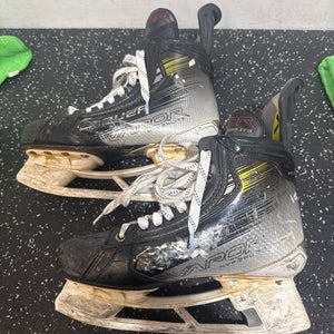 Bauer Vapor Hyperlite Hockey Skates Regular Width  8 (Used)