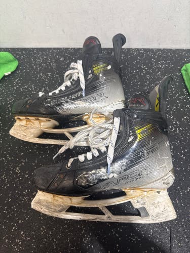 Bauer Vapor Hyperlite Hockey Skates Regular Width 8 (Used)