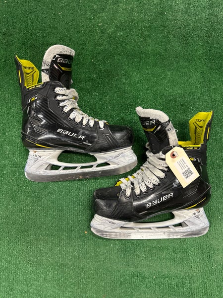 Intermediate Bauer Supreme M4 Hockey Skates Regular Width Size 5 (Used)