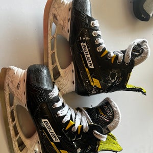 Bauer Supreme M4 Hockey Skates Regular Width Size 2.5 (Used)