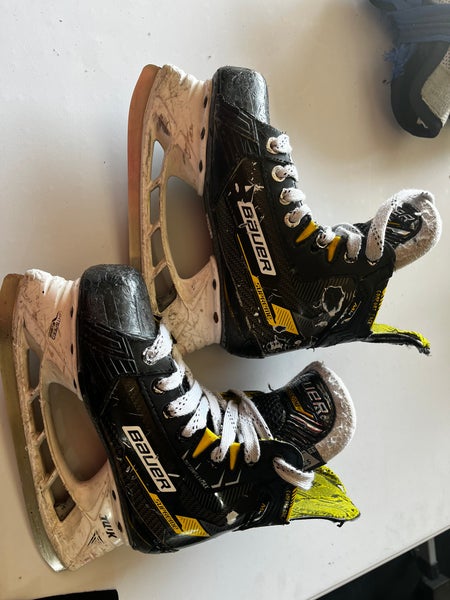 Bauer Supreme M4 Hockey Skates Regular Width Size 2.5 (Used)
