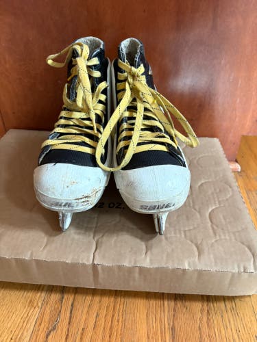 Bauer Supreme 1000 Hockey Goalie Skates Regular Width  Size 5 (Used)