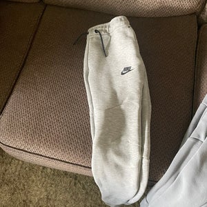 Boys Nike tech boys sweats - Size Medium