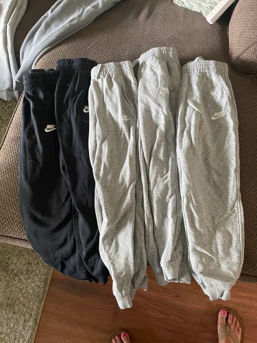 Boys Nike sweat pants size medium (5) pairs