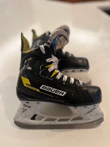Bauer Supreme M4 Hockey Skates Extra Wide Width Size 2 (Used)