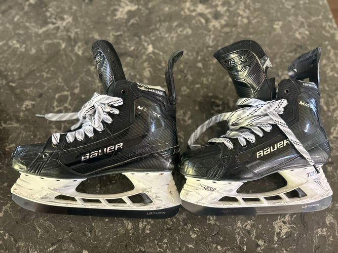 2022 Bauer Matrix Hockey Skates 8.5 (Used)