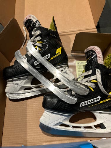 Bauer Supreme M4 Hockey Skates Regular Width Size 2.5 (Used)