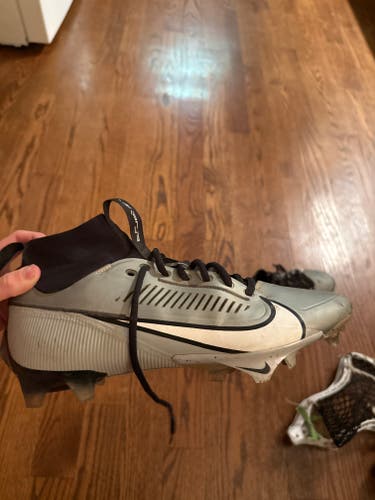 Men's Size M 10.0 (W 11.0) Nike High Top Molded Cleats (Used)