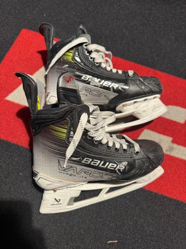 Bauer Vapor Hyperlite 2 Hockey Skates Size 5 (Used)