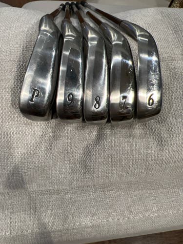 Men's XXIO Right Handed Iron Set 5 Pieces (Used)