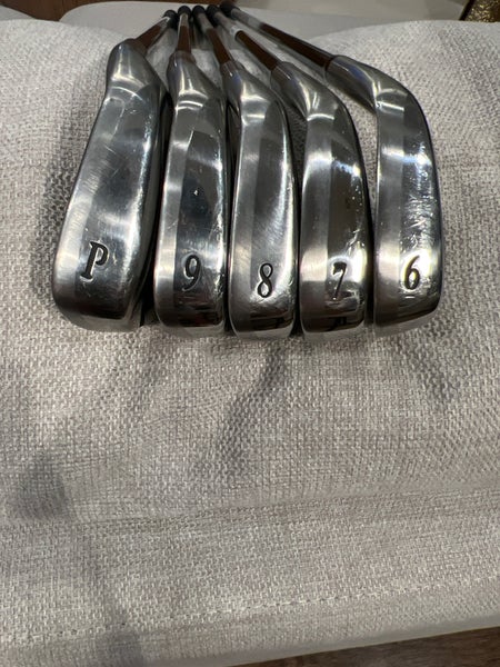 Men's XXIO Right Handed Iron Set 5 Pieces (Used)