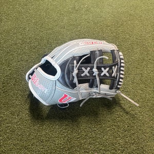 Wilson RH Infield A2000 Baseball Glove 11.75" (Used)