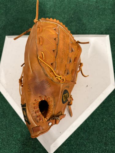 Wilson RH Outfield A2000 Baseball Glove 12.5" (Used)