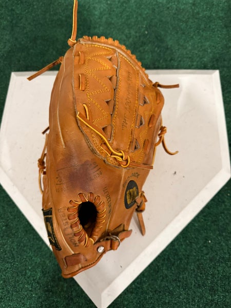 Wilson RH Outfield A2000 Baseball Glove 12.5" (Used)