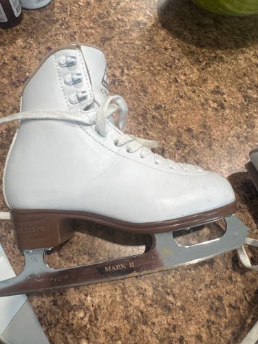 Jackson Ultima Mystique Figure Skates  Junior 3 (Used)