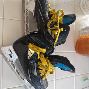 True TF7 Hockey Goalie Skates Regular Width  Size 2.5 (Used)