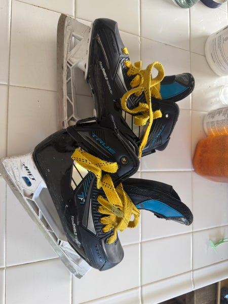 True TF7 Hockey Goalie Skates Regular Width  Size 2.5 (Used)