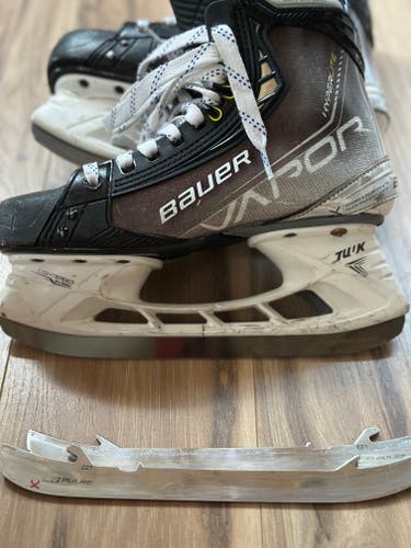 Bauer Vapor Hyperlite Skates 4 (Used) w extra blades
