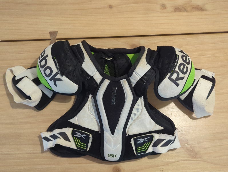 Medium Youth Reebok Kinetic Fit 16K Shoulder Pads (Used)