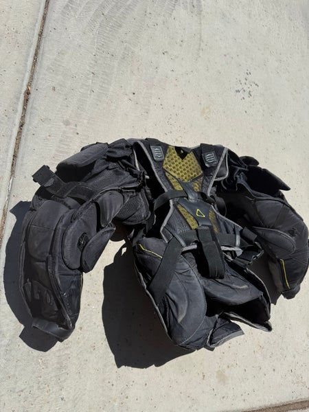 Large/Extra Large Bauer Mach Goalie Chest Protector (Used)
