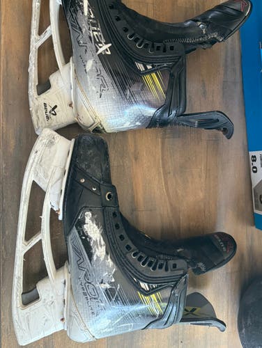 Bauer Vapor Hyperlite 2 Hockey Skates 8 (Used)