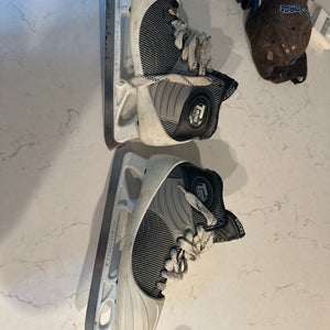 CCM Hockey 1052 Goalie Skates Regular Width Pro Stock 9.5 (Used)