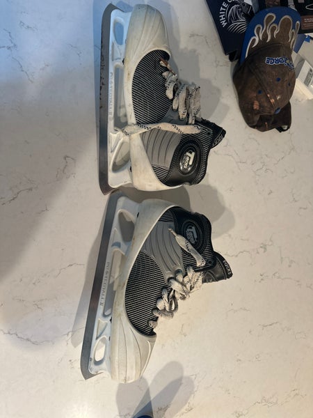 CCM Hockey 1052 Goalie Skates Regular Width Pro Stock 9.5 (Used)