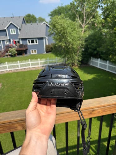 Medium Bauer Re-Akt 150 Helmet (Used)