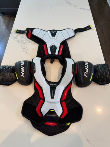 Bauer Vapor Hyperlite Shoulder Pads  (Used)