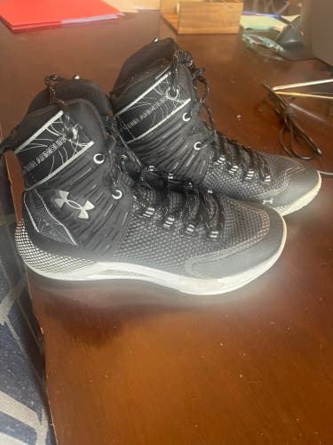 Under Armour Women’s Volleyball Shoes – Size 7.5 (Used)