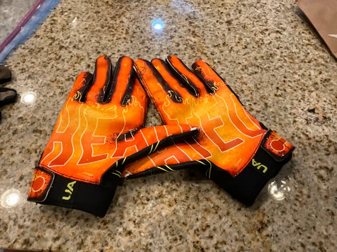 Black Adult Small Under Armour F7 Gloves (Used)