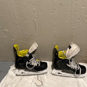 2023 Bauer Supreme M4 Hockey Skates Regular Width 6.5 (Used)