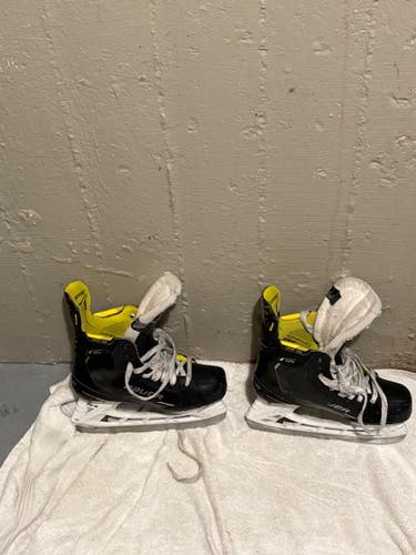 2023 Bauer Supreme M4 Hockey Skates Regular Width 6.5 (Used)