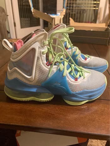 Kid's Size M 5.0 (W 6.0) Nike Shoes (Used)