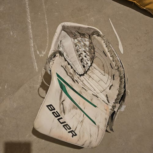 2023 Bauer Vapor 90 Regular Goalie Glove (Used)