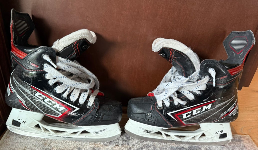 CCM JetSpeed FT490 Hockey Skates Regular Width Size 4.5 (Used)