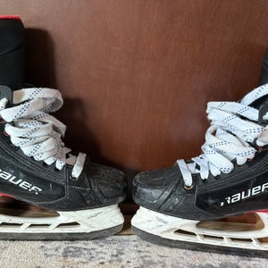 Bauer Vapor Hyperlite Hockey Skates Regular Width  6.5 (Used)