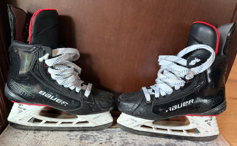 Bauer Vapor Hyperlite Hockey Skates Regular Width  6.5 (Used)
