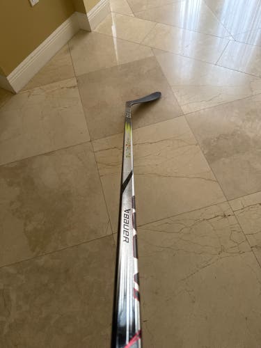 BARELY USED Senior Bauer Vapor Hyperlite 2 Right Handed Hockey Stick P28 70 Flex
