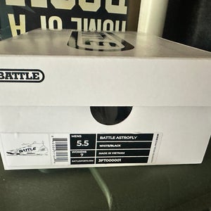 Men's  Size M 5.5 (W 6.5) Battle Low Top Molded Cleats (New)