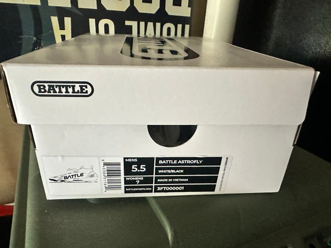 Men's  Size M 5.5 (W 6.5) Battle Low Top Molded Cleats (New)