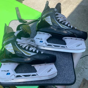 True Catalyst 5 Hockey Skates Regular Width  11 (Used)