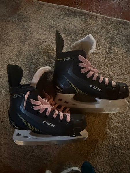 CCM 1052 Hockey Skates Regular Width Size 2 (Used)