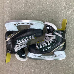 Intermediate CCM AS-560 Hockey Skates Regular Width 6 (Used)