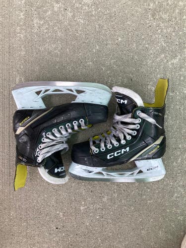 Intermediate CCM AS-560 Hockey Skates Regular Width 6 (Used)