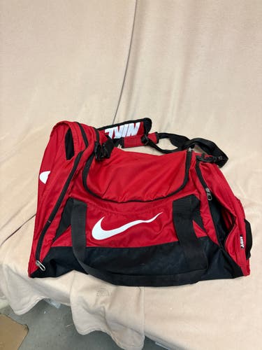 Red Adult Unisex Large/Extra Large Nike Duffle Bag (Used)