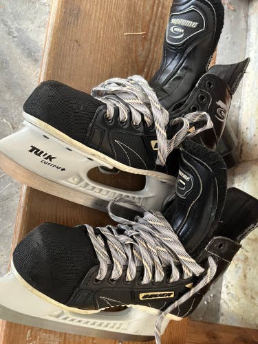 Bauer Supreme 7000 Hockey Skates Extra Wide Width Size 5.5 (Used)