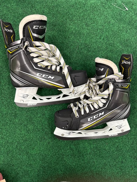 Intermediate CCM Tacks Classic Pro+ Hockey Skates (Regular) Size: 6.5 (Like New)