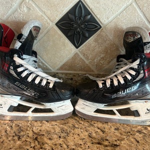2024 Bauer Vapor 5x pro Hockey Skates Regular Width Size 1.5 (Used)